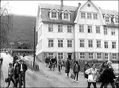 Det kombinerte skulehuset p Nordfjordeid i 1971. Bygget brann ned i 1974. (Foto: NRK)