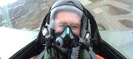 Jan Erik Larssen tester et F-16 jagerfly!