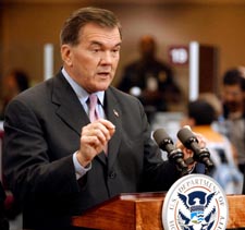 Minister for innenrikssikkerhet Tom Ridge presenterte US-VISIT-programmet i dag. (Foto: E.S.Lesser, AFP)