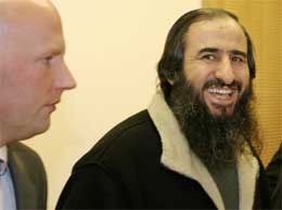 Mulla Krekar ble i går løslatt fra varetekt av Oslo tingrett. Her ses han i retten sammen med advokat Meling. Foto: Knut Fjeldstad / SCANPIX Mulla Krekar ble i går løslatt fra varetekt av Oslo tingrett. Her ses han i retten sammen med advokat Meling. Foto: Knut Fjeldstad / SCANPIX