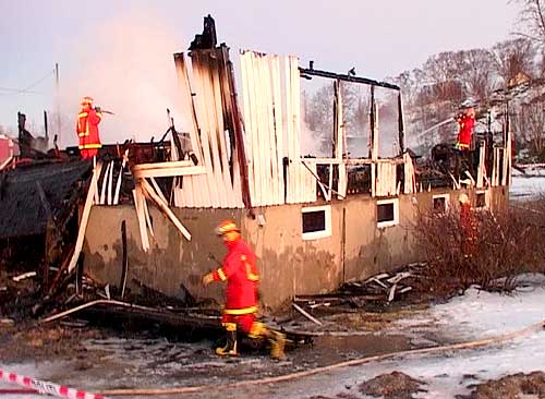 Restene av bolighuset som gikk tapt i den siste brannen på Sør-Arnøy 5. januar. Foto: NRK.