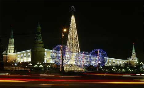 FESTPYNTET: Kreml er pyntet til fest når russerne feirer jul etter den julianske kalender, 13 dager etter vår egen julefest. (Foto: REUTERS/Alexander Natruskin)
