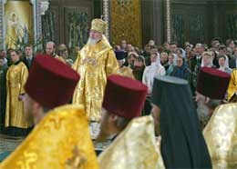 FEST: Kirkene i Russland er fylt av mennesker når julas festgudstjeneste foregår. (Foto: AP Photo/Misha Japaridze)