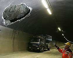 Steinmasser som ramlet ned fra taket i tunnelen (foto: Heiko Junge/SCANPIX)