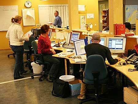 Travelt i kontorlandskapet eller "desken" ved NRK Rogaland. Her lages både radio, tv og nettsider parallellt. (Foto: Jon-Annar Fordal) 
