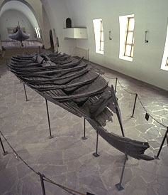 Tuneskipet er et av 4 vel bevarte vikingskip i hele verden. Bildet er brukt med tillatelse fra Vikingskipshuset. Tuneskipet er et av 4 vel bevarte vikingskip i hele verden. Bildet er brukt med tillatelse fra Vikingskipshuset.