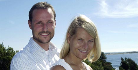 Kronprins Haakon og kronprinsesse Mette-Marit er spente foreldre. Her er paret fotografert under kronprinsens 30-rsdag p Mger i juli 2003. (Foto: Bjrn Sigurdsn, Scanpix)
