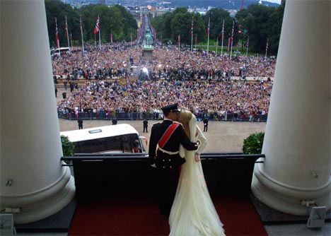 Kronprins Haakon og kronprinsesse Mette-Marit giftet seg i Oslo lørdag 25. august 2001. Her tar de imot folkets hyllest fra slottsbalkongen. (Arkivfoto: Corelius Poppe, Scanpix) 