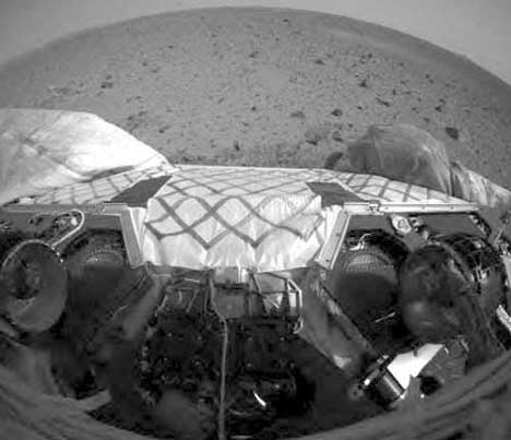 SITTER FAST: Deler av airbagen hindrer Spirit å trille ut på overflaten av Mars. (Foto: NASA)