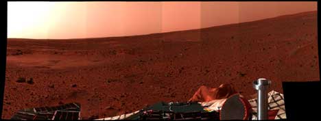 TAR BILDER: Selv om Sprit sitter fast på landingsplatformen sin, tar robotfartøyet likevel panoramabilder av den røde planeten. (Foto: NASA)