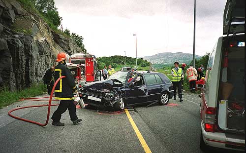 Fra en ulykke i Hopshamrene på Rv 80 i 2000 der én person omkom og flere ble skadd. Foto: Scanpix/Lars Olve Hesjedal. Fra en ulykke i Hopshamrene på Rv 80 i 2000 der én person omkom og flere ble skadd. Foto: Scanpix/Lars Olve Hesjedal.