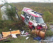 Fra en ulykke i fjor på Rv17 i Gildeskål der pasienten omkom da en ambulanse kjørte utfor veien. Foto: NRK. Fra en ulykke i fjor på Rv17 i Gildeskål der pasienten omkom da en ambulanse kjørte utfor veien. Foto: NRK.
