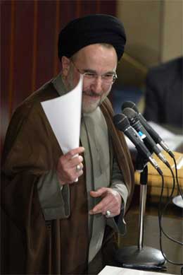 OPPRØRT: Irans president, Mohammad Khatami, er opprørt over vedtaket om å utestenge flere reformvennlige politikere fra det forestående valget i landet. (Foto: AFP PHOTO/Atta Kenare)
