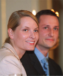 Kronprins Haakon og Mette-Marit Tjessem Høiby kunngjorde sin forlovelse 1. desember 2000. (Arkivfoto: Lise Ånerud, Scanpix)