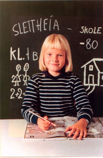 Mette-Marit Tjessem Høiby, 7 år, fotografert på sin første skoledag. (Arkivfoto: Scanpix)