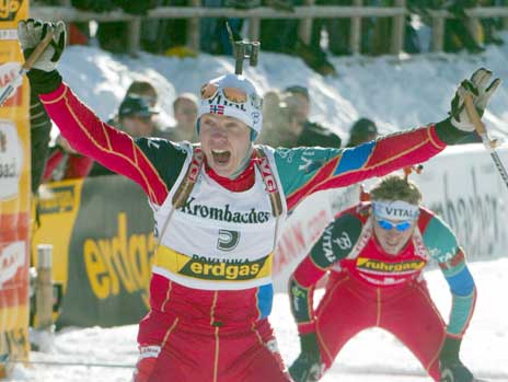 Halvard Hanevold jubler etter å ha slått Ole Einar Bjørndalen i spurten på fellesstarten. (Foto: Reuters/Scanpix)