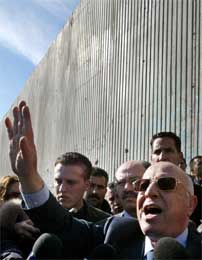 Qurie holder pressekonferanse foran muren ved Qalqilya (Scanpix/Reuters)
