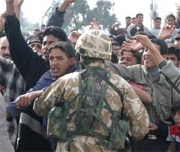 Britisk soldat beskytter hovedkvarteret mot demonstranter (Scanpix/Reuters)