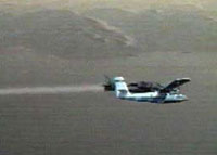 Kollisjonsteorien går ut på en britisk Harrier-jager traff Twin Otteren. (Fotomontasje) 