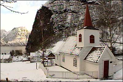 Kyrkja i Undredal er den minste stavkyrkja i Norden. (Foto: NRK)