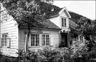 Det gamle Meidell-huset vart rive i 1830, og sokneprest Ole Aabel bygde dette nye huset i empirestil p tufta - kalla Aabelheim. Aabel nytta d ein del bygningsdelar fr det gamle huset etter oberst Meidell.