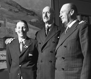 Tre generasjoner fotografert sammen på Skaugum i 1952. Fra venstre: Prins Harald, kong Haakon og kronprins Olav. (Foto: NTB arkiv/Scanpix)