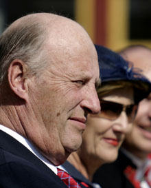 Kong Harald og dronning Sonja får en liten lønnsøkning i budsjettforslaget. (Arkivfoto: Knut Fjeldstad/Scanpix)