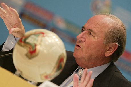 FIFA-president Sepp Blatter mener kvinnefotballen må bli litt mer sexy. (Foto: AFP/THOMAS COEX)
