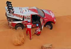 Colin McRae og hans kartleser Tina Thorner forsøker å få bilen løs fra sanden. (Foto: AP/Scanpix)