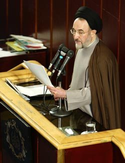 I en tale i nasjonalforsamlingen kritiserte president Mohammed Khatami i dag Vokterrådets beslutning. Foto: Morteza Nikoubazl, Reuters/Scanpix. I en tale i nasjonalforsamlingen kritiserte president Mohammed Khatami i dag Vokterrådets beslutning. Foto: Morteza Nikoubazl, Reuters/Scanpix.