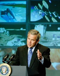 Ti måneder før neste presidentvalg lanserer president George W. Bush et ambisiøst romprogram. Foto: Larry Downing, Reuters/Scanpix. 