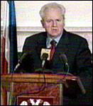 Slobodan Milosevic anerkjenner ikke krigsforbryterdomstolen i Haag. (Arkivfoto)