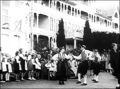 Storfolk bur framleis p Kvikne's hotell. Her er det underhaldning i hagen i samband med den britiske statsministeren sitt besk i 1951. (Foto: Norsk Film/NRK)