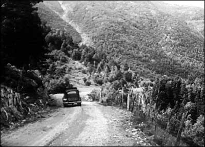 Rikvegen rundt Vetlefjorden sto ferdig i 1951. (Foto: Norsk Film/NRK 1951)