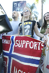 Norske fans støtter opp om sitt store idol utenfor rettsbygningen i Santa Barbara. Foto: Robyn Beck, AFP Photo.
