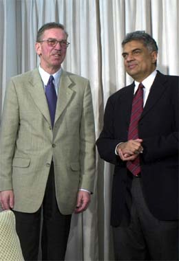 Trond Furuhovde, som nå blir leder for observatørkorpset, var også leder fra februar 2002 til mars 2003. Her sammen med statsminister Ranil Wickremesinghe. (Foto: AP/Scanpix) Trond Furuhovde, som nå blir leder for observatørkorpset, var også leder fra februar 2002 til mars 2003. Her sammen med statsminister Ranil Wickremesinghe. (Foto: AP/Scanpix)