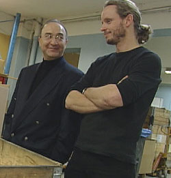 Produsent Ervin Kohn (t.h.) og designer Fredrik Torsteinsen har fått til et utmerket samarbeid. Foto: NRK Produsent Ervin Kohn (t.h.) og designer Fredrik Torsteinsen har fått til et utmerket samarbeid. Foto: NRK