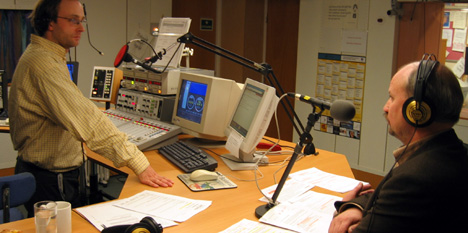 Jan-Henrik Kulberg intervjuer Roger Ryberg i NRKs studio i Solbergelva fredag ettermiddag.