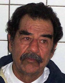 TATT: Rettssaken mot den arresterte Saddam Hussein er alle prosessers mor i Irak, og det brygger opp til en slags Nürnbergprosess.