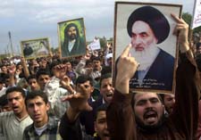Torsdag demonstrerte sjiamuslimer i Basra med krav om direktevalg - og med plakater av stor-ayatolla al-Sistani. (Foto: N. al-Jurani, AP)