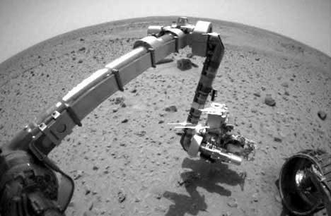 FØRSTE PRØVE: Spirit har tatt sine første prøver av jordsmonnet på Mars. (Foto: NASA/JPL)