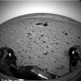 RULLER :Spirit ruller fremover på Mars, og skal ta en rekke prøver av jordsmonnet på planeten. (Foto: NASA/JPL)