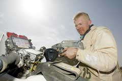 Pål Anders Ullevålseter fyller bensin under Paris-Dakar-rallyet. (Foto: AFP/Scanpix) Pål Anders Ullevålseter fyller bensin under Paris-Dakar-rallyet. (Foto: AFP/Scanpix)