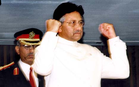 Pakistans president Pervez Musharraf knytter nevene etter en tale i nasjonalforsamlingen. Foto: AFP/Scanpix. 