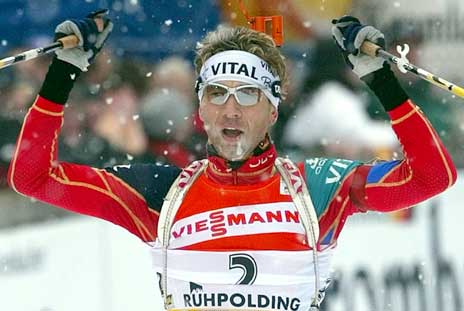 Ole Einar Bjørndalen går i mål som vinner av jakstarten. (Foto: Reuters/Scanpix)