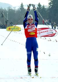 Marit Bhjørgen går i mål som suveren vinner i Nove Mesto (Foto: AP/Petr David Josek)