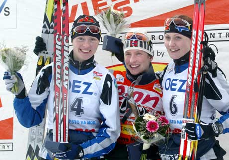 Marit Bjørgen, Virpi Kuitunen og Pirjo Mannninen på pallen (Foto: AP/Petr David Josek)