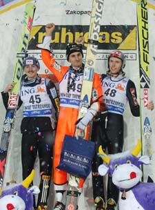 På pallen i Zakopane: Martin Höllwarth (i midten), Adam Malysz (t.v.) og Roar Ljøkelsøy. (Foto: C.Sokolowski, AP) På pallen i Zakopane: Martin Höllwarth (i midten), Adam Malysz (t.v.) og Roar Ljøkelsøy. (Foto: C.Sokolowski, AP)