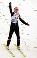 Ljøkelsøy jublet etter 128-metershoppet som gav ham ledelsen i 1.omgang. (Foto: P.Josek, Reuters) Ljøkelsøy jublet etter 128-metershoppet som gav ham ledelsen i 1.omgang. (Foto: P.Josek, Reuters)