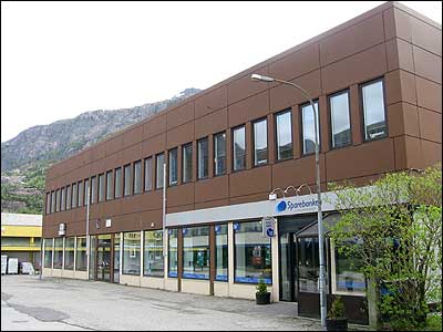 Forretningsbygget Granden AS i Svelgen husa vren 2003 offentlege kontor, Ferstad installasjon, Wittorf frisr og Sparebanken Flora-Bremanger.